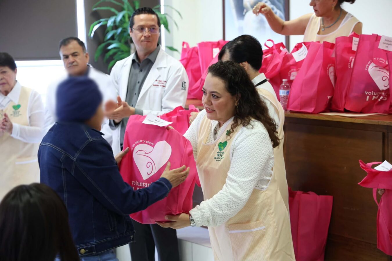IMSS Hidalgo entrega prótesis de mama a sobrevivientes de cáncer