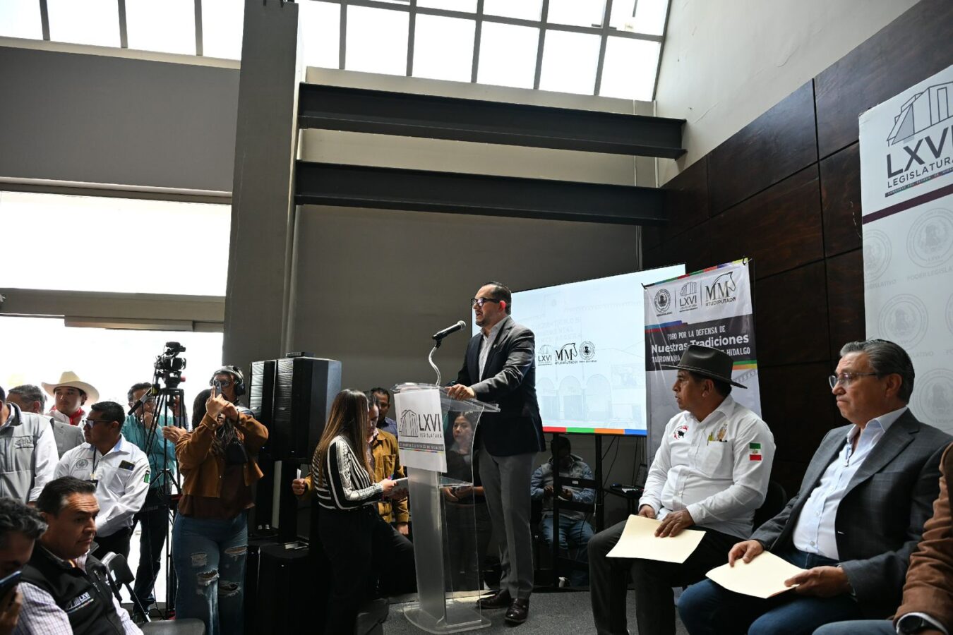 PRI lleva al Congreso de Hidalgo defensa de tauromaquia y peleas de gallos como “patrimonio cultural”.