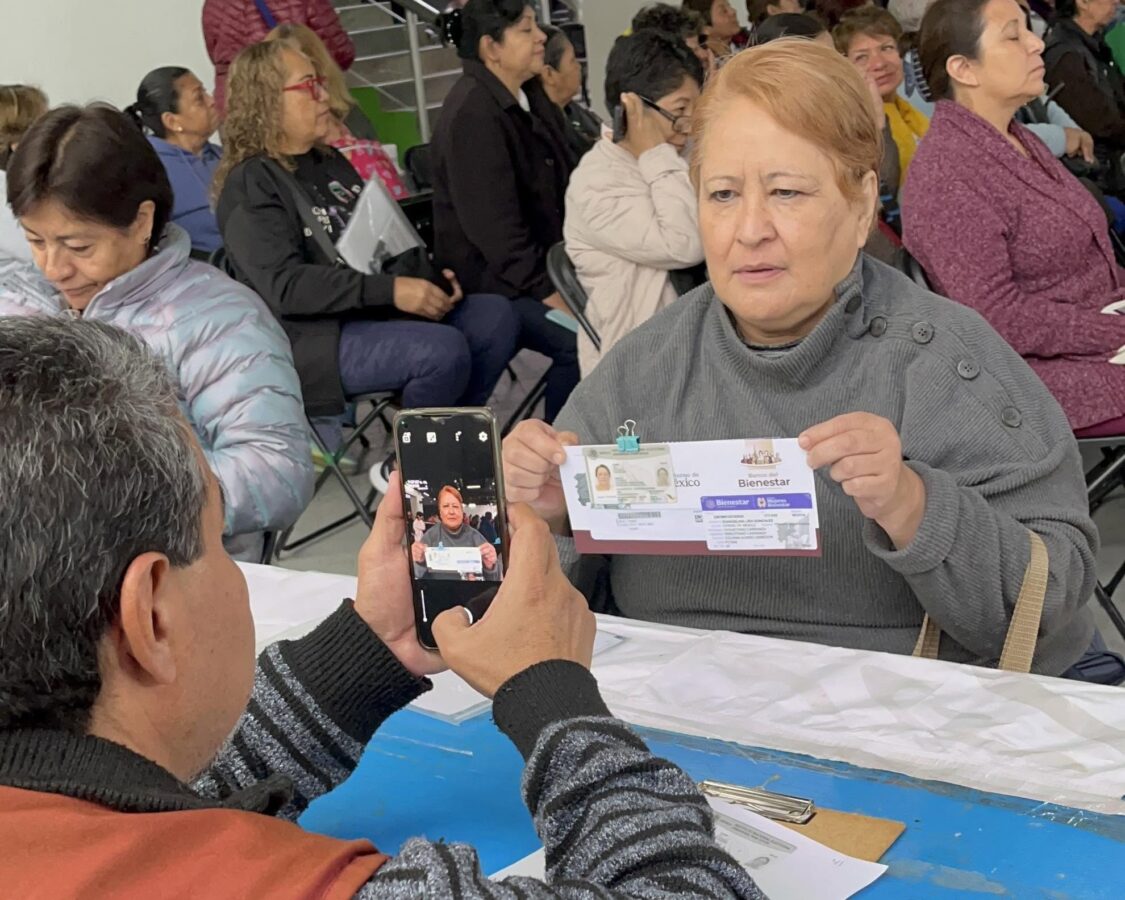 Inicia entrega de Tarjetas Bienestar para mujeres y adultos mayores