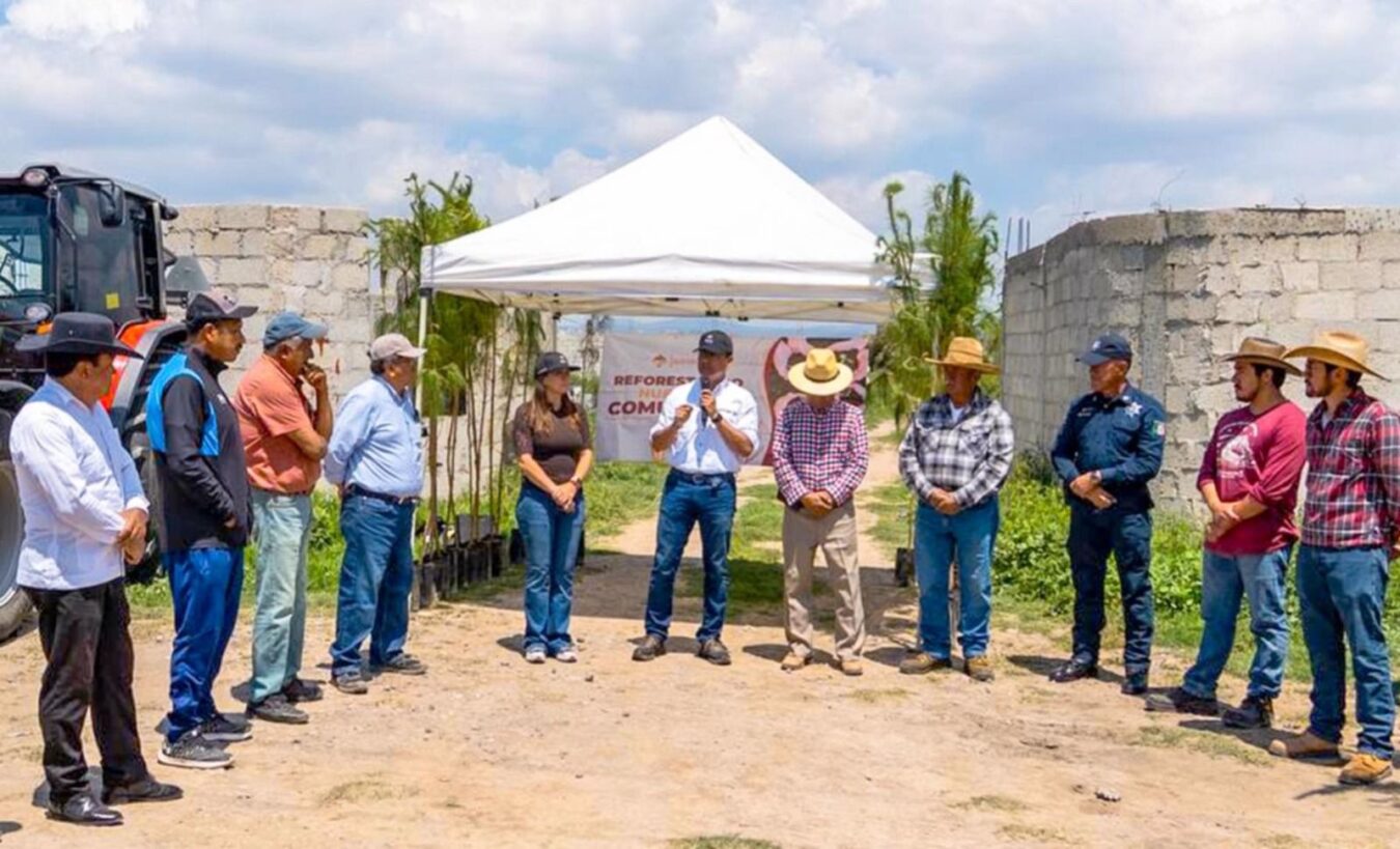 Entrega&nbsp;Eduardo Medécigo&nbsp;200 pinos&nbsp;a la&nbsp;Unidad de Riego “El Venado”