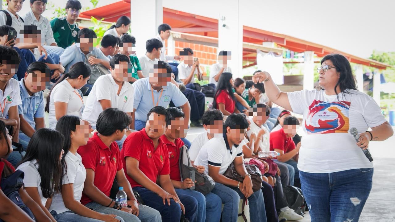 Concientizan a estudiantes de Huejutla sobre prevención del embarazo adolescente