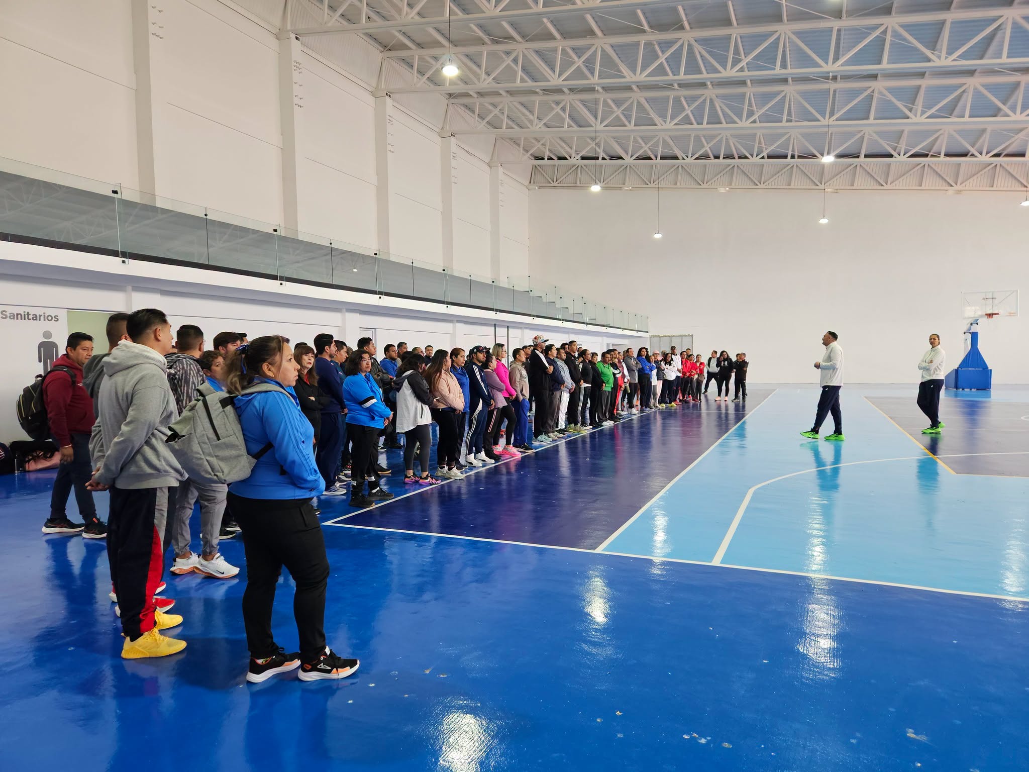 Capacita IHE a docentes de Educación Física en baloncesto escolar.