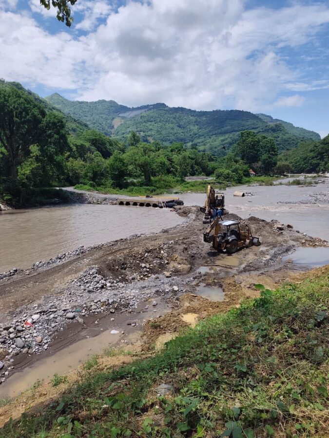 Avanzan trabajos para restablecer paso provisional en Zicatlán; puente está próximo a iniciar construcción.