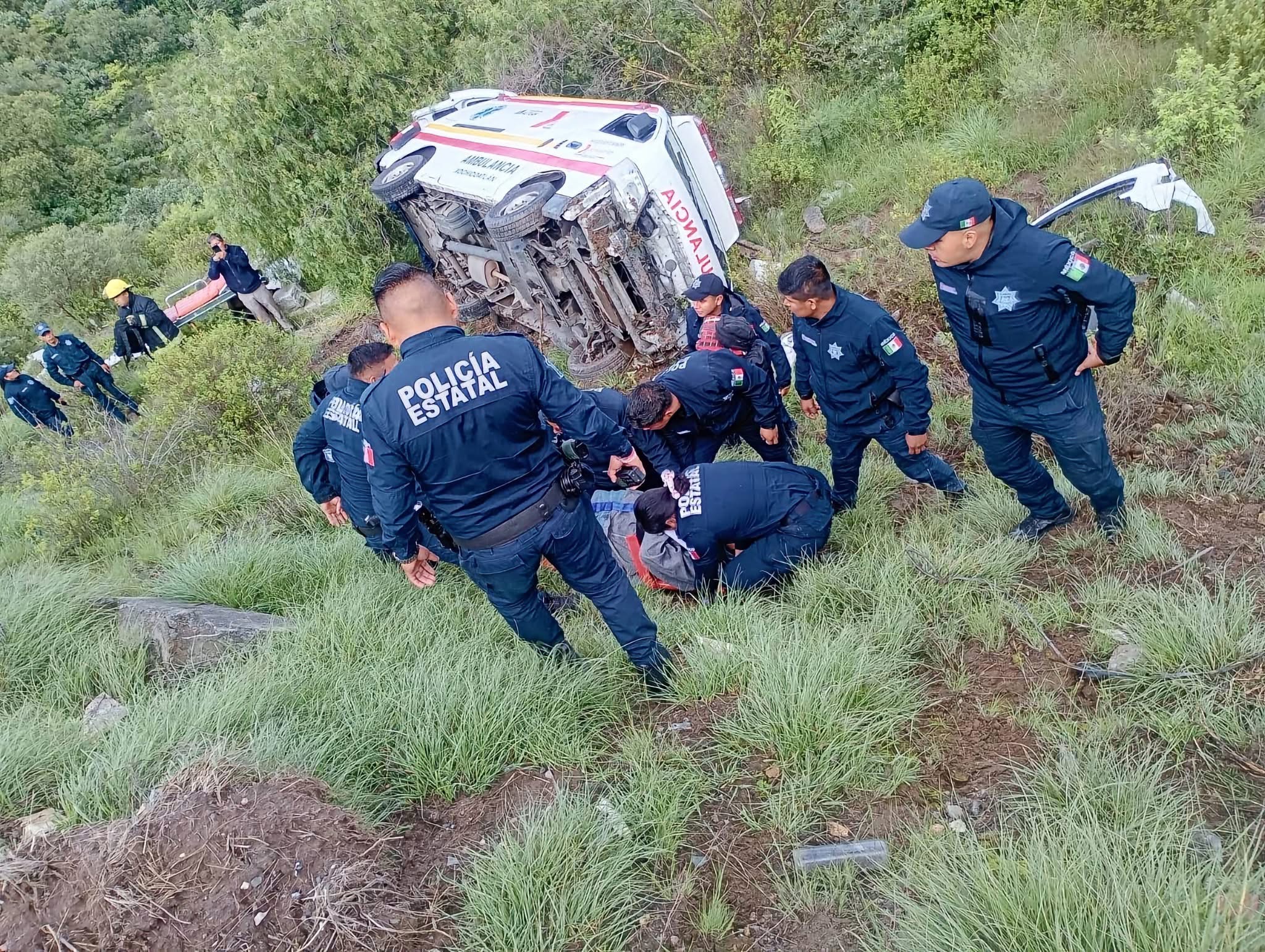 Ambulancia cae a un voladero en la carretera Pachuca–Real del Monte; atienden a lesionados