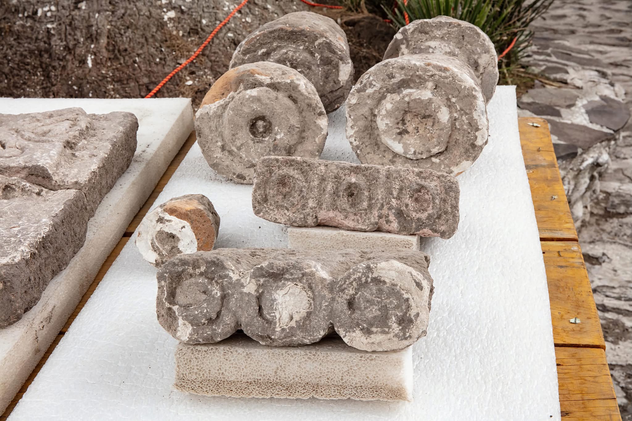 Hallan relieves y entierros prehispánicos en la periferia de la Zona Arqueológica de Tula.