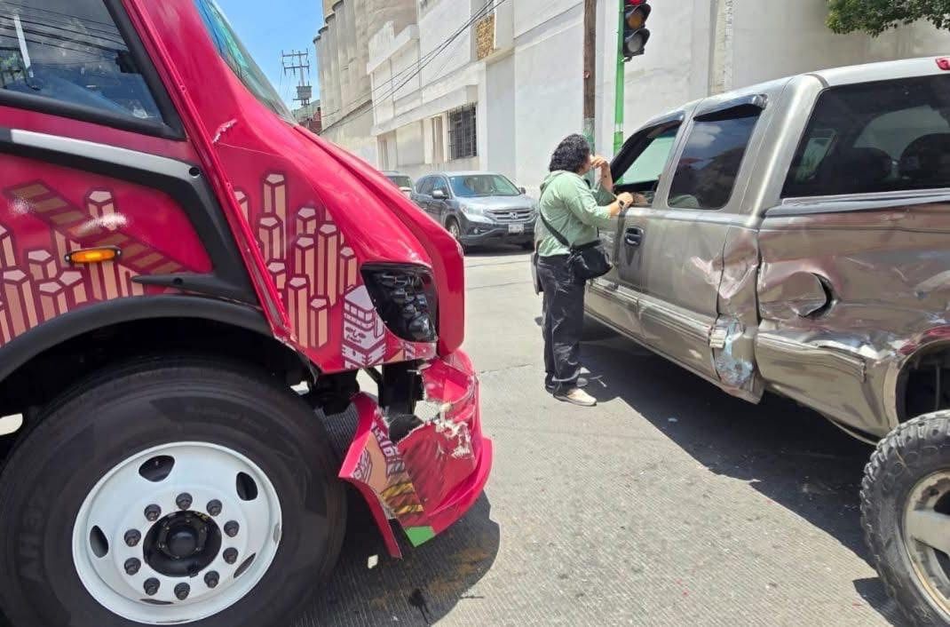Nueva unidad del Sistema Metropolitano se ve involucrada en percance vial tras inicio de operaciones