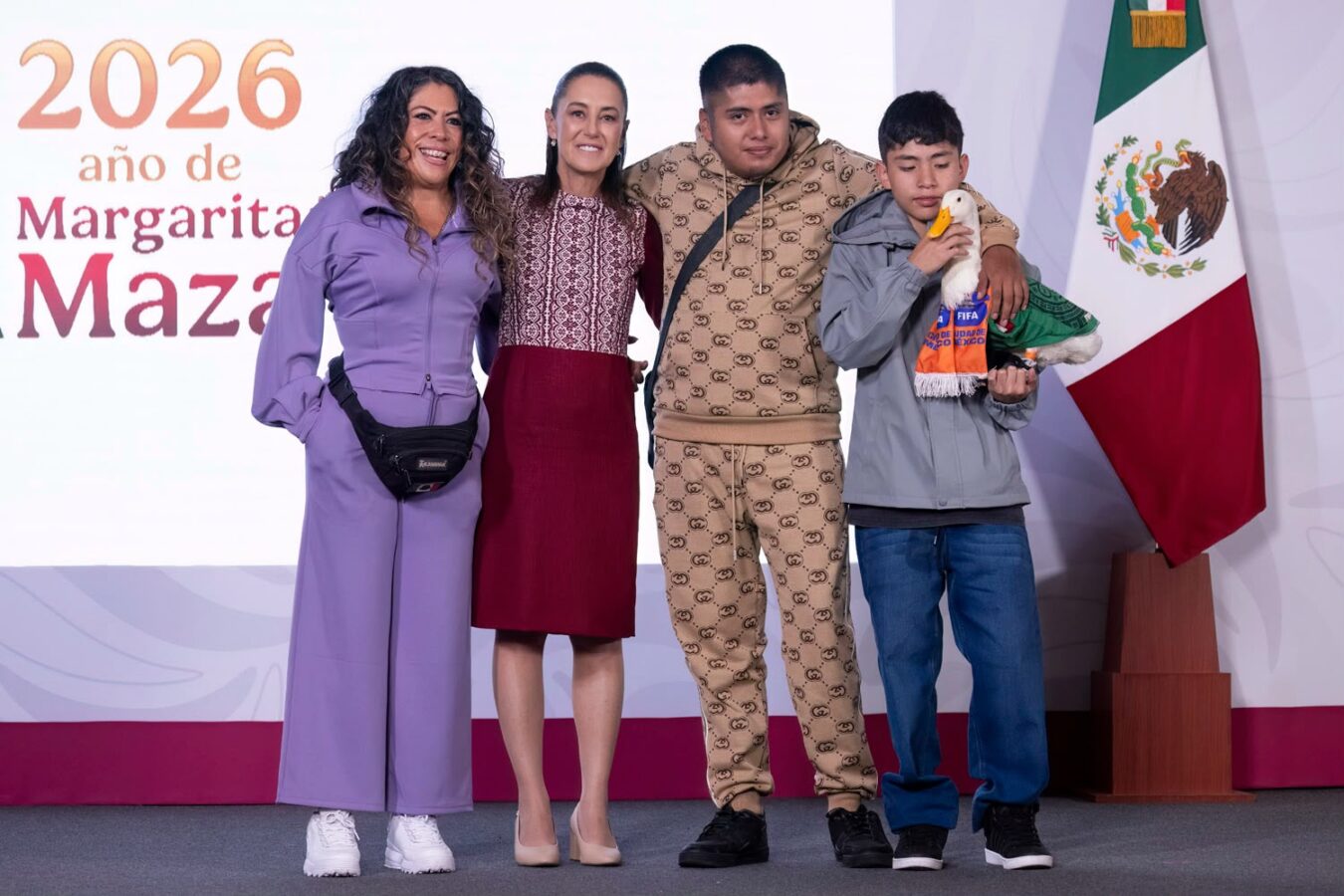 La presidenta Claudia Sheinbaum recibe al pato Merlín