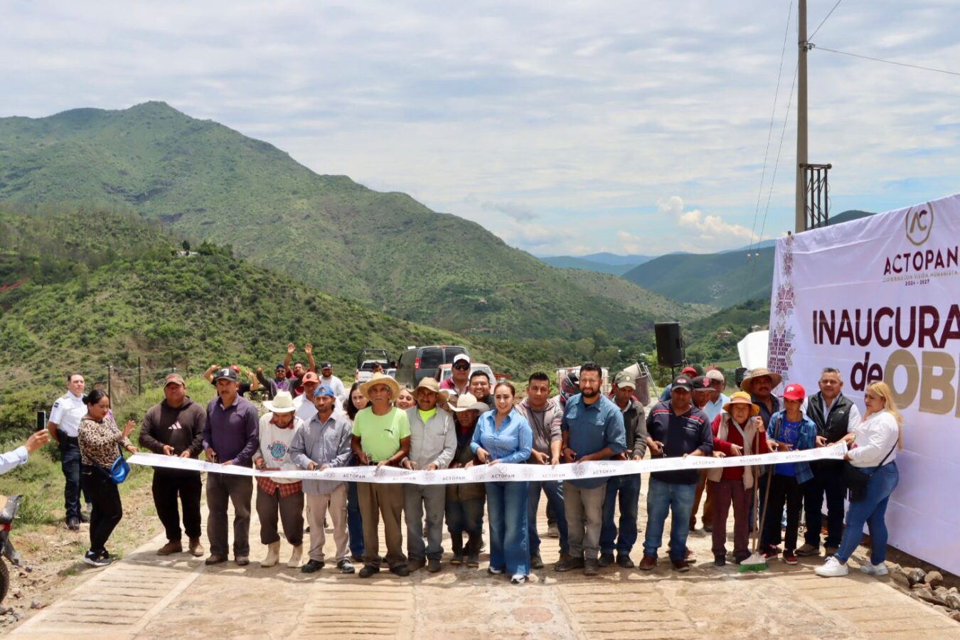 Inaugura Imelda Cuellar camino empedrado con huellas de concreto en Las Mecas