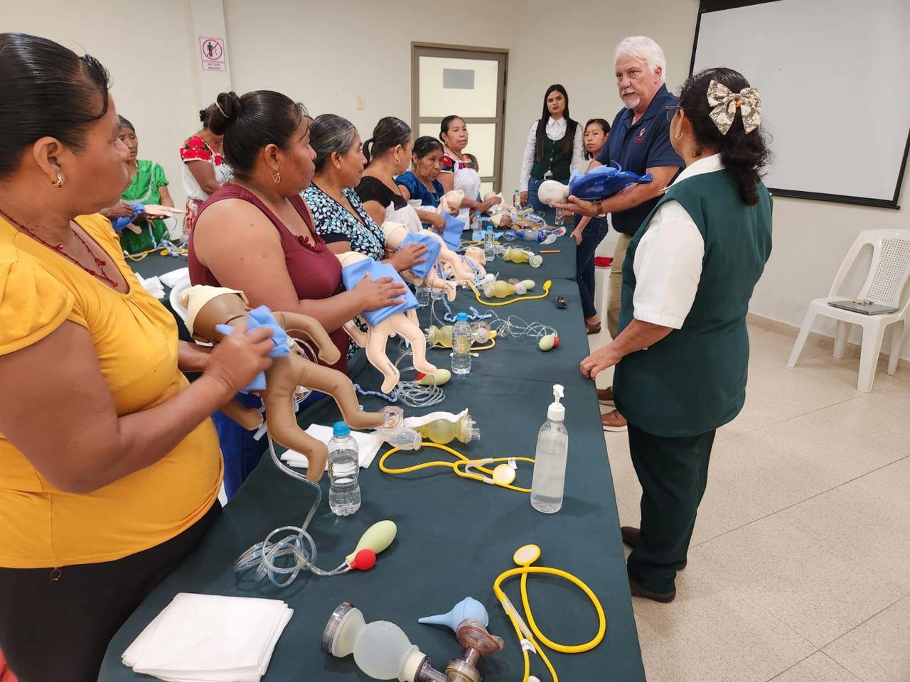 Fortalece IMSS Bienestar integración de partería tradicional y profesional