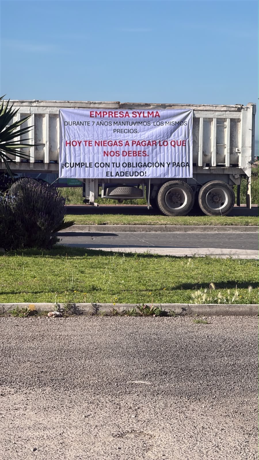 Transportistas realizan paro; constructora niega adeudo y denuncia presunta extorsión