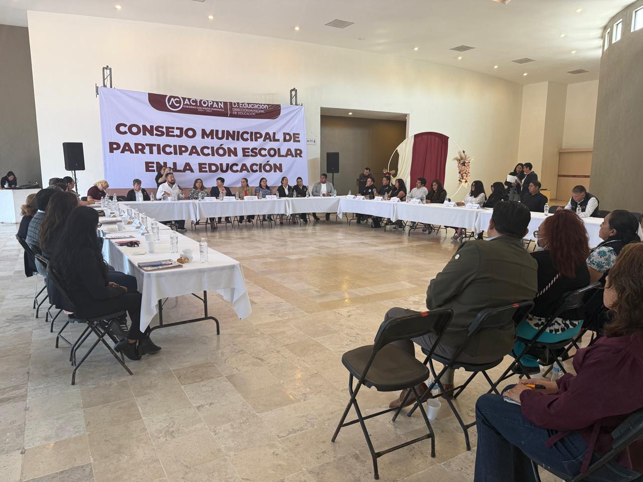 Fortalece el IHE la participación de familias y municipios en la educación básica.