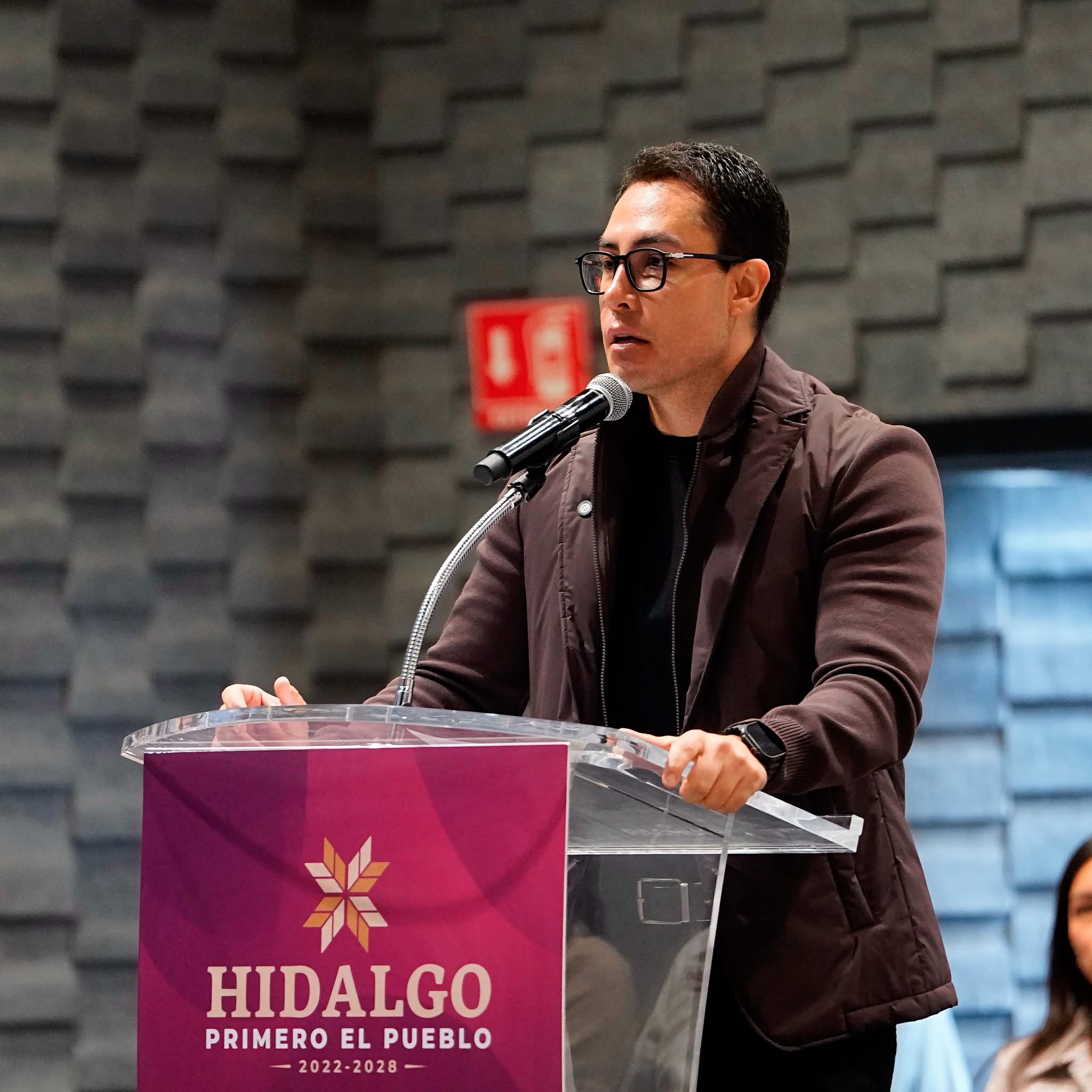 Alerta alcalde de Pachuca por perfiles que usurpan su nombre.
