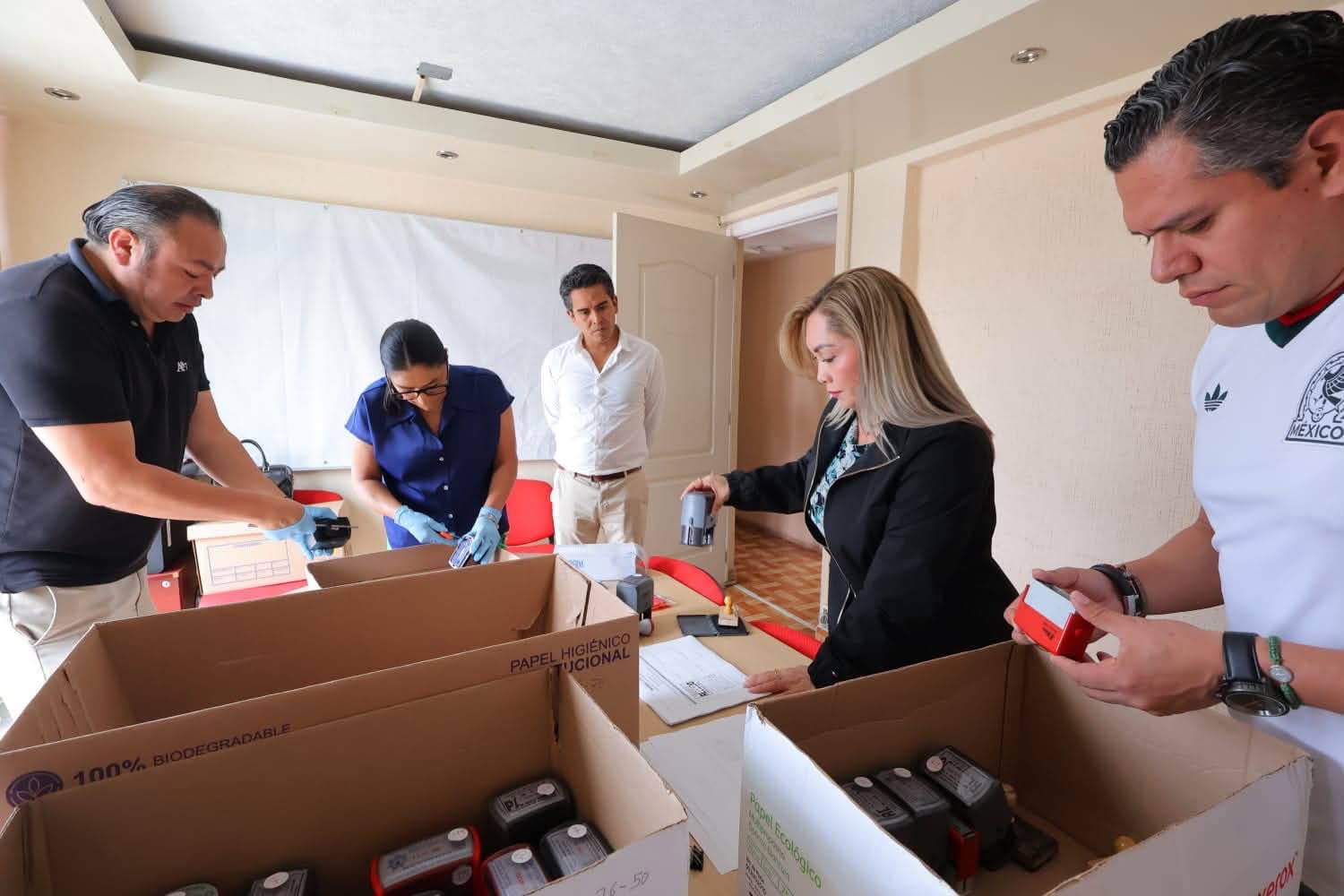 Destruyen sellos oficiales de administraciones anteriores, en Pachuca.