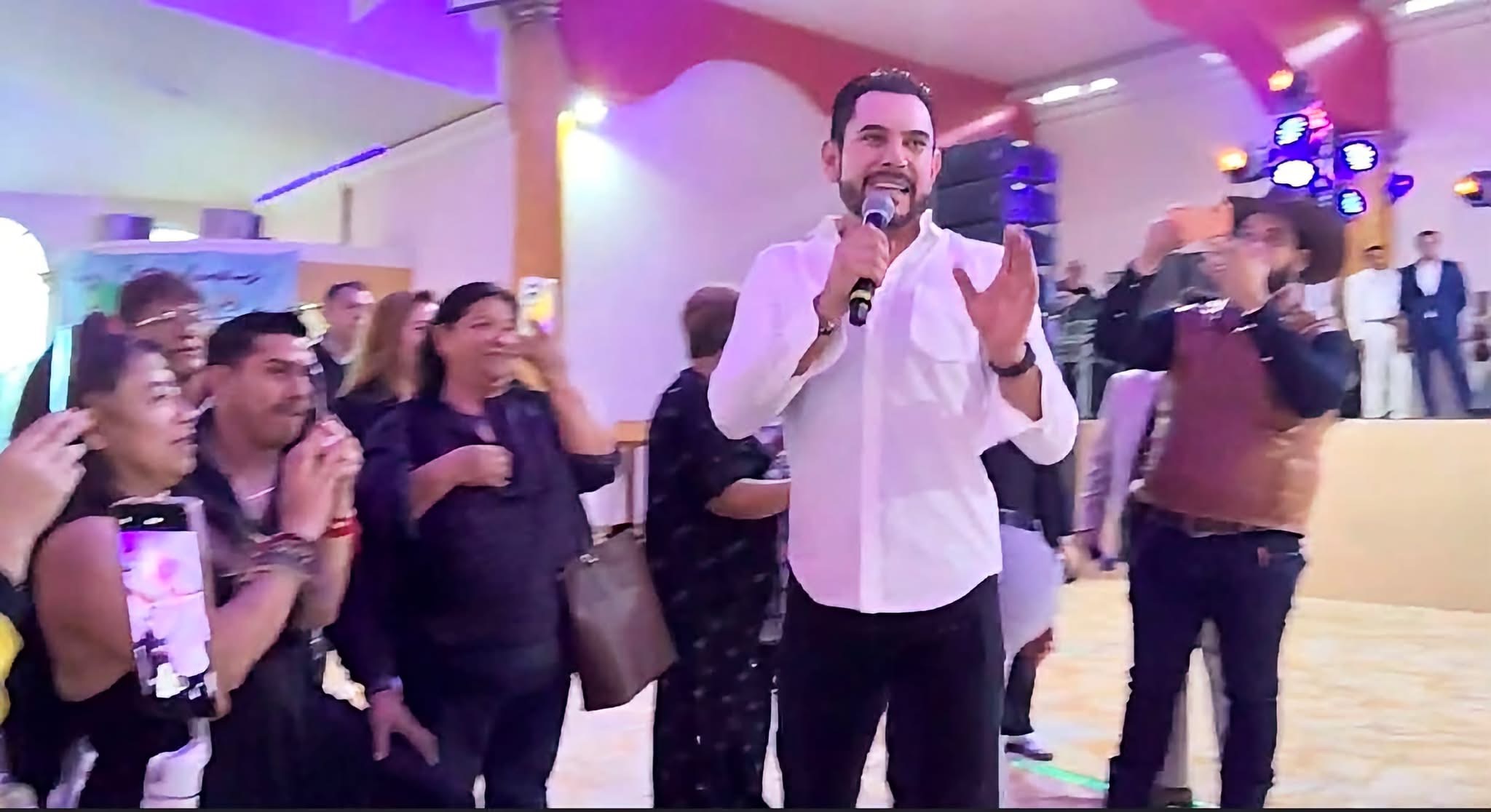 Acusan a Israel Félix de amedrentar a personal municipal durante clausura de salón de fiestas.