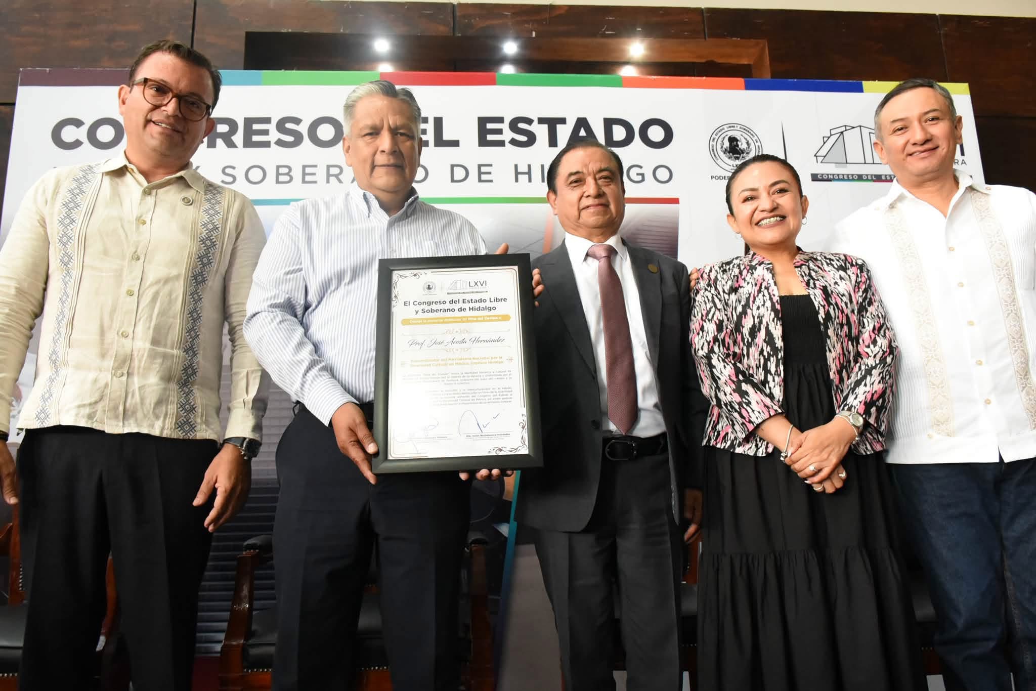 Congreso de Hidalgo entrega reconocimientos por la diversidad cultural.