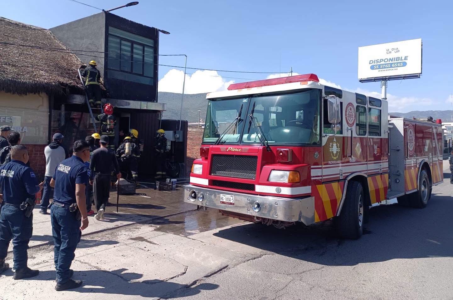 Bomberos y Policía Estatal controlan incendio en restaurante de Pachuca