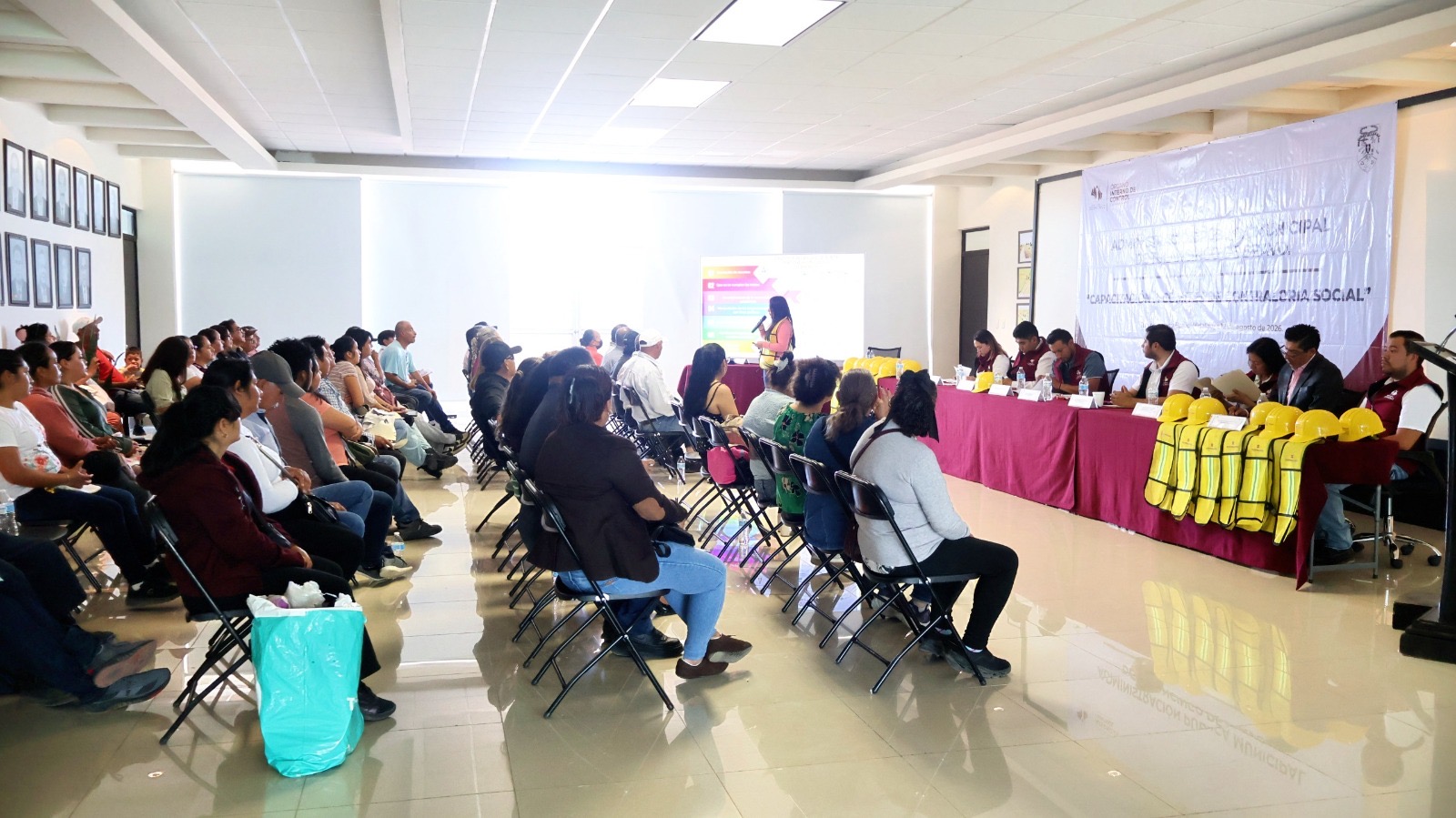 Capacitan enTulancingo a 13 comités para vigilar obras públicas.