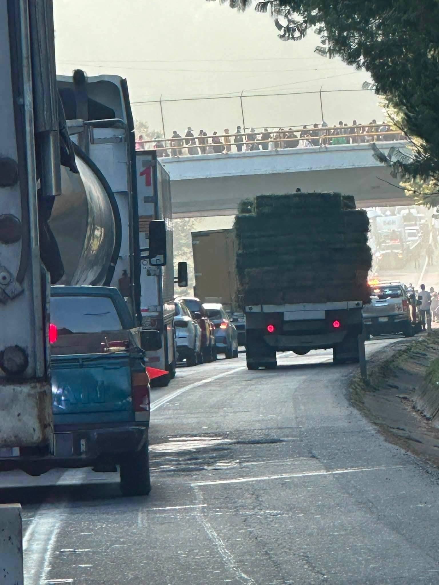 Bloquean carretera México–Tuxpan; ciudadanos exigen mayor seguridad ante asaltos y secuestros