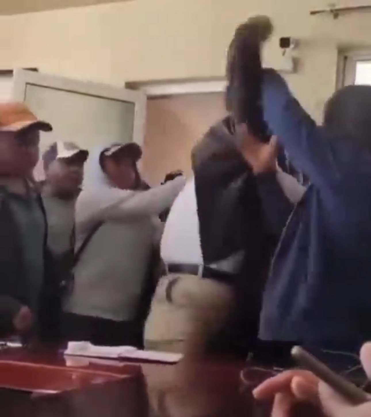 Olivares reduce a “planteamientos” protesta en San Salvador; pobladores sacaron entre jaloneos al alcalde.