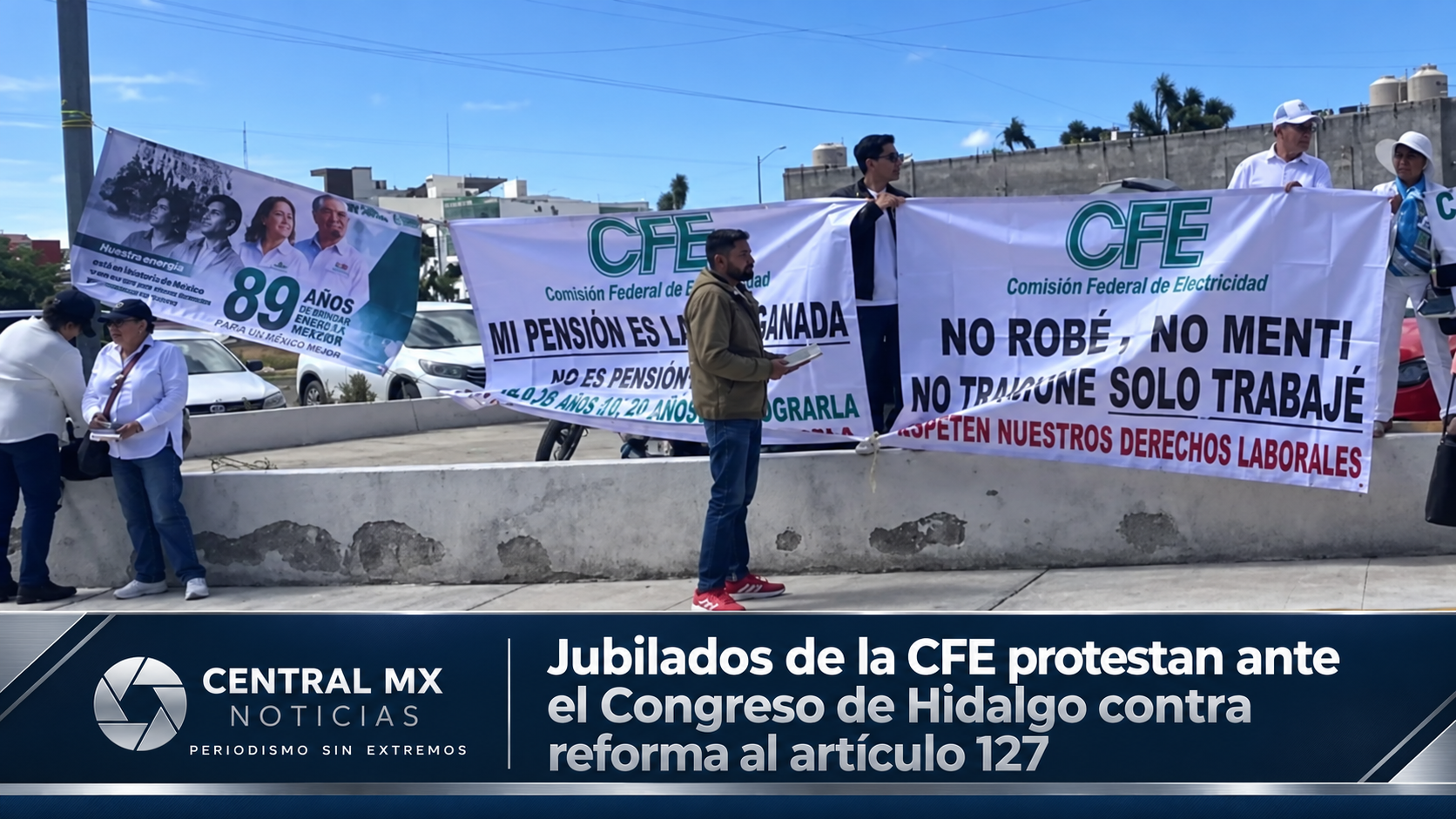 Trabajadores de la CFE protestan en el Congreso de Hidalgo.
