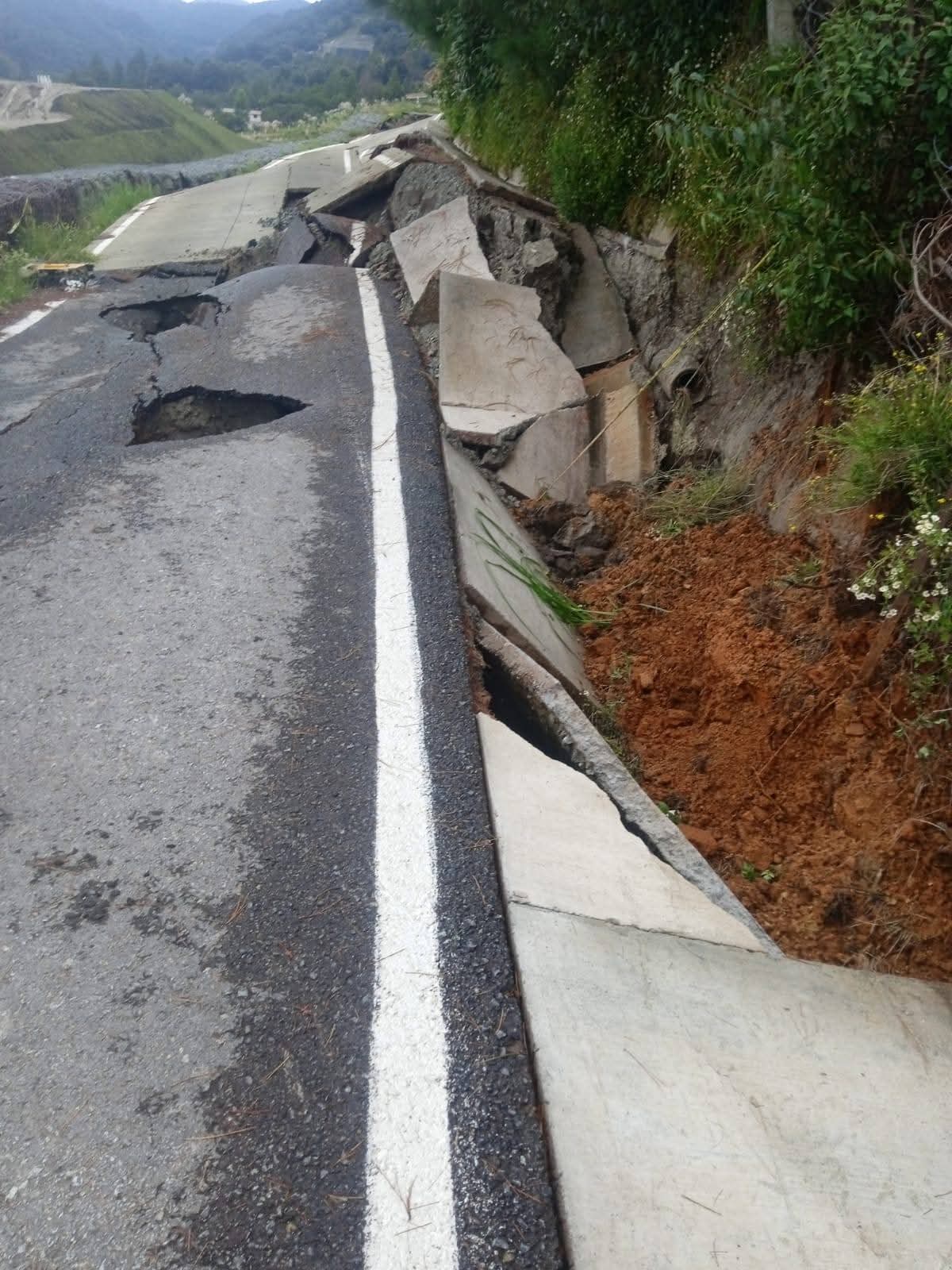 SICT cierra temporalmente la Real del Monte-Huasca por falla en talud; problemas en la vía acumulan más de un año.