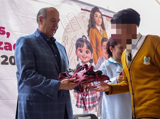 Entrega Gobierno de Hidalgo uniformes, útiles y calzado a estudiantes de Tula-Tepeji