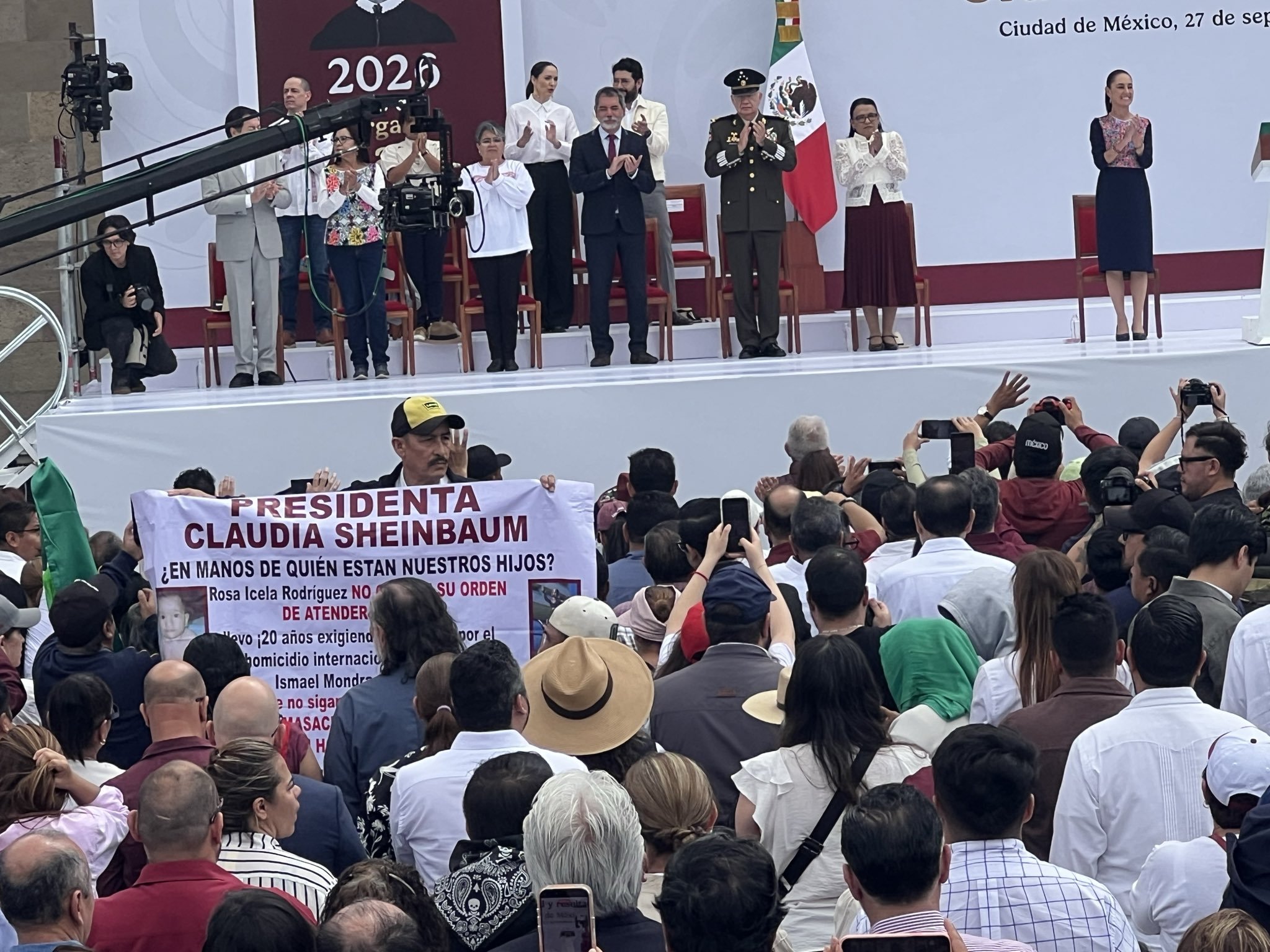 Protesta irrumpe en acto de Sheinbaum en el Zócalo; padre exige justicia por muerte de su hijo