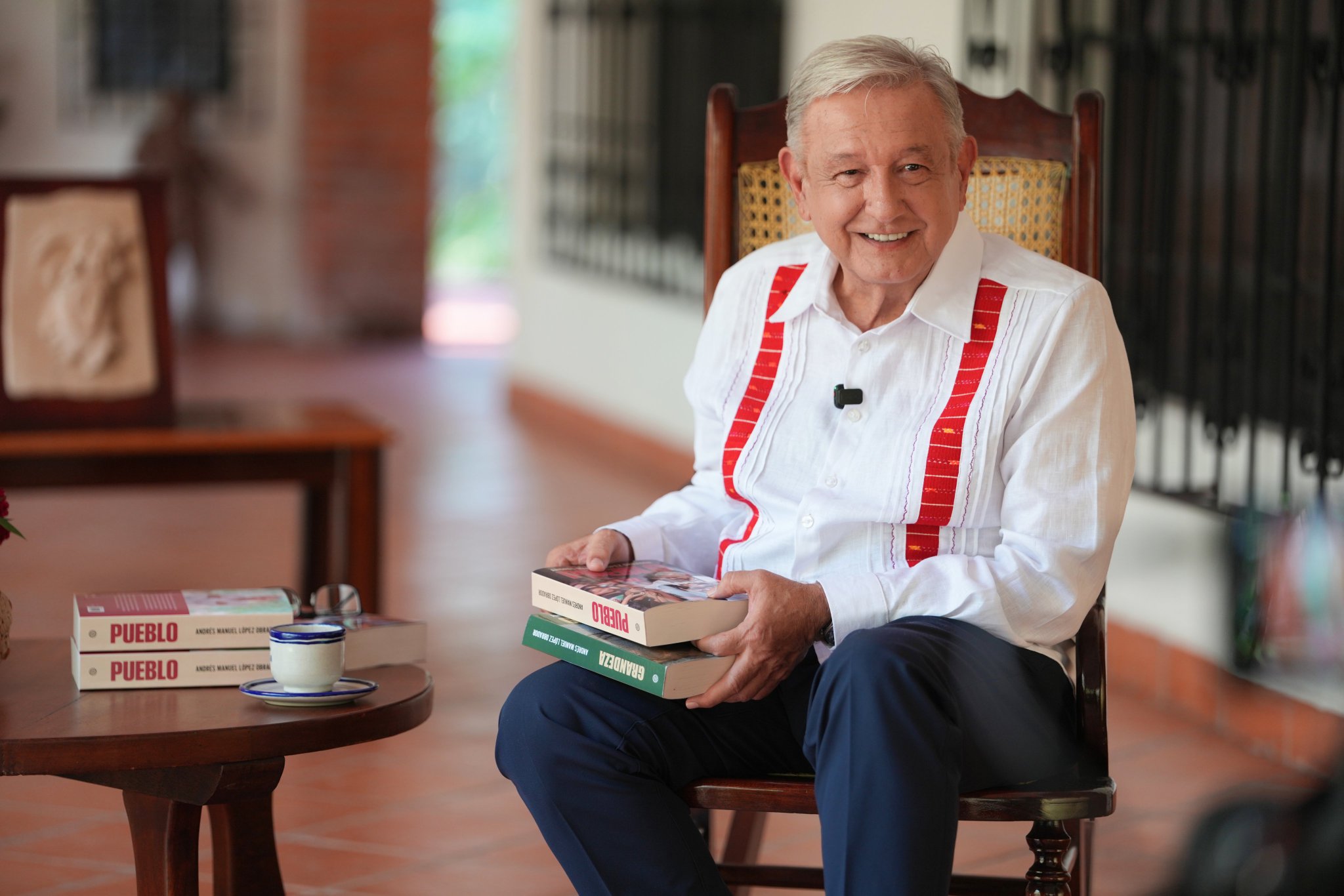 AMLO reaparece para presentar “Pueblo”… y arremete contra opositores a Morena y periodistas.