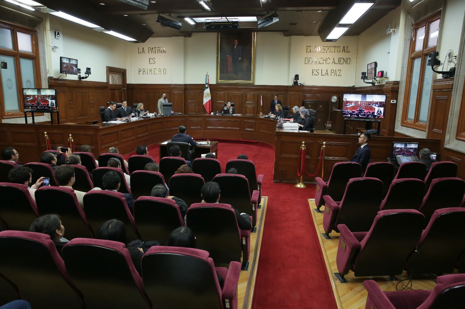 Corte limita a Congresos locales para reservar municipios exclusivamente a candidatas mujeres.