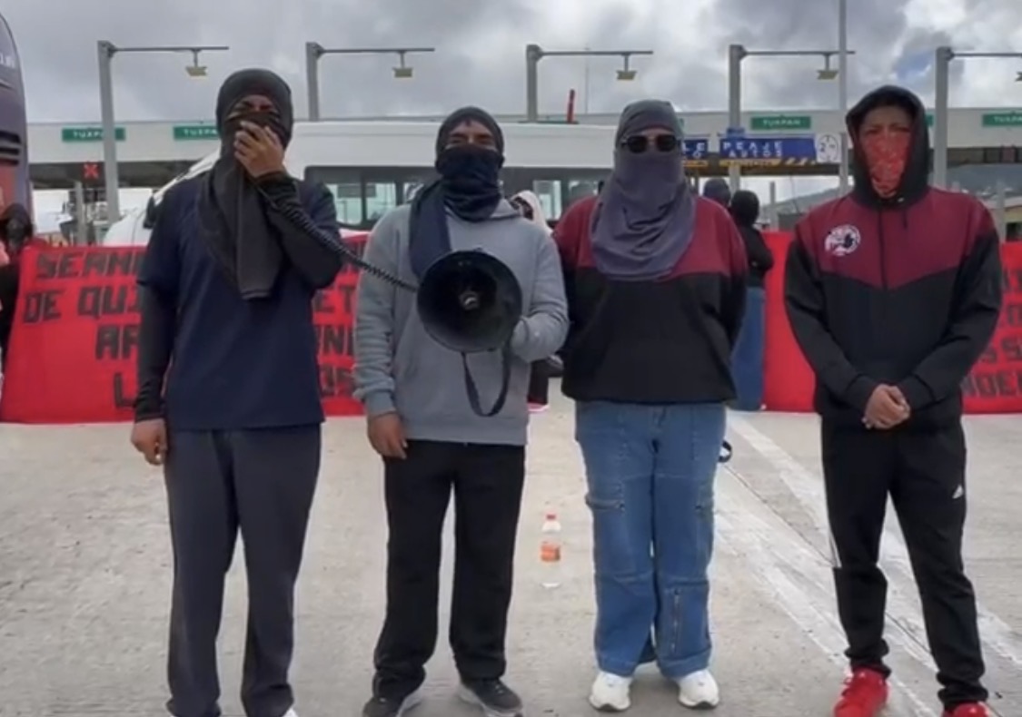 Normalistas de El Mexe protestan en caseta de San Alejo; exigen diálogo con Sheinbaum.