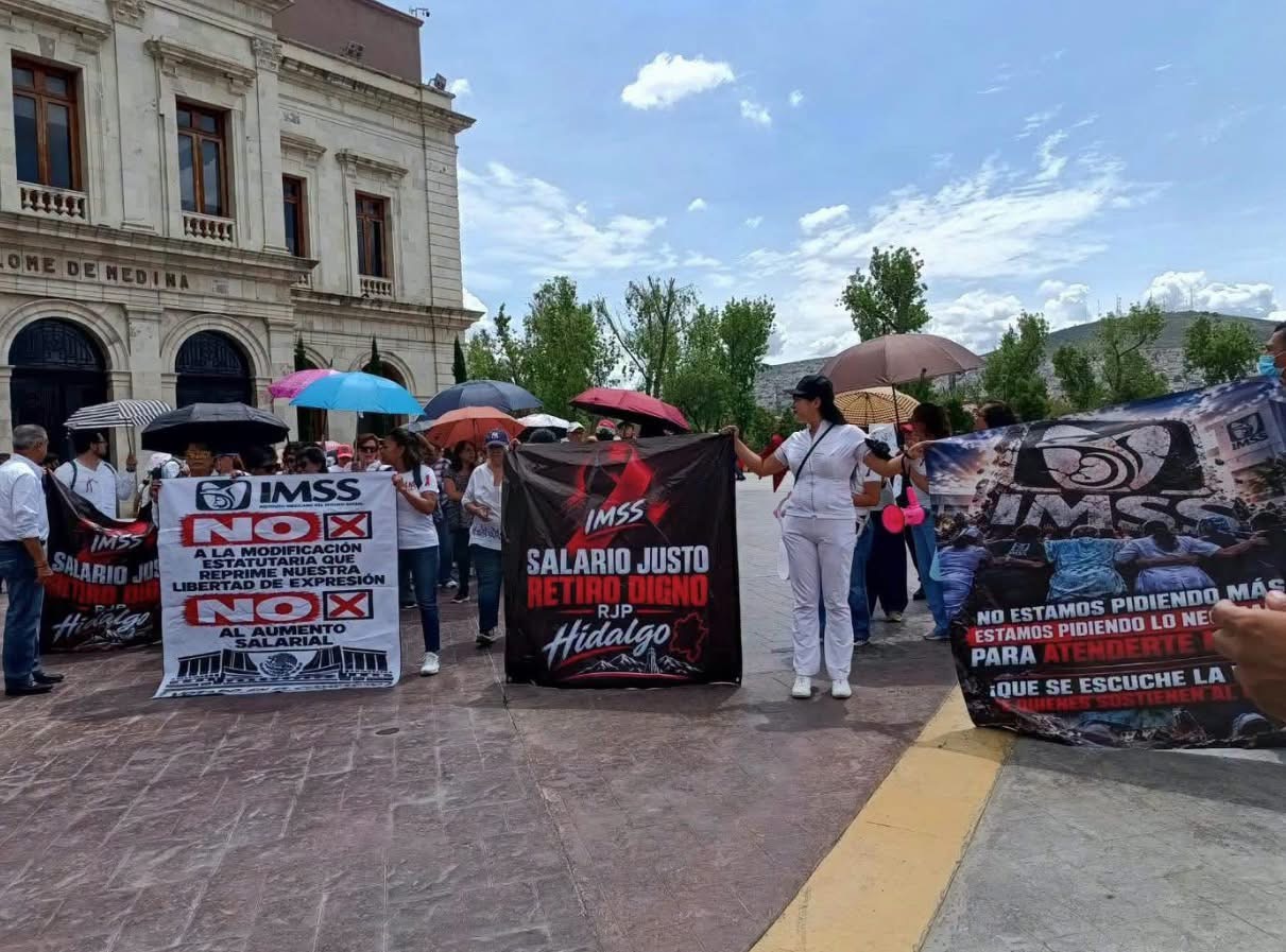 Marchan trabajadores del IMSS en Pachuca; exigen “salario justo y retiro digno”.
