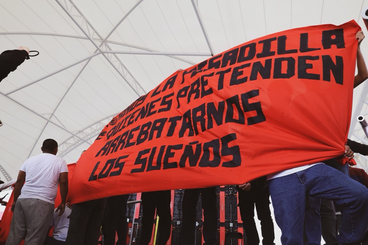 Normalistas de El Mexe protestan durante informe de Sheinbaum en Pachuca