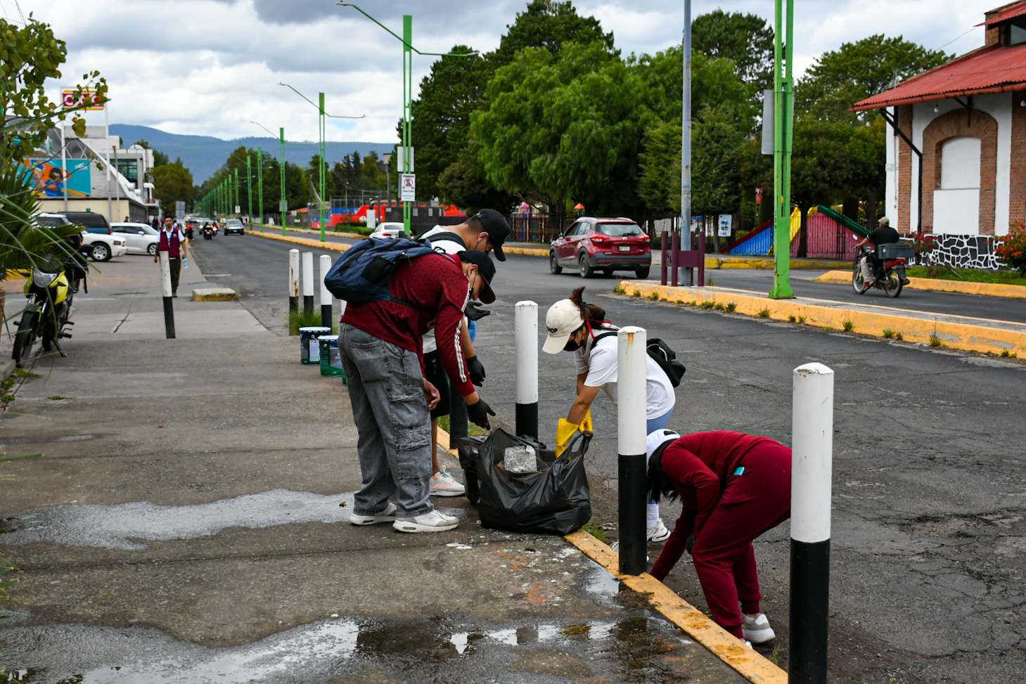 Jóvenes rehabilitan dos kilómetros de ciclopista en Tulancingo