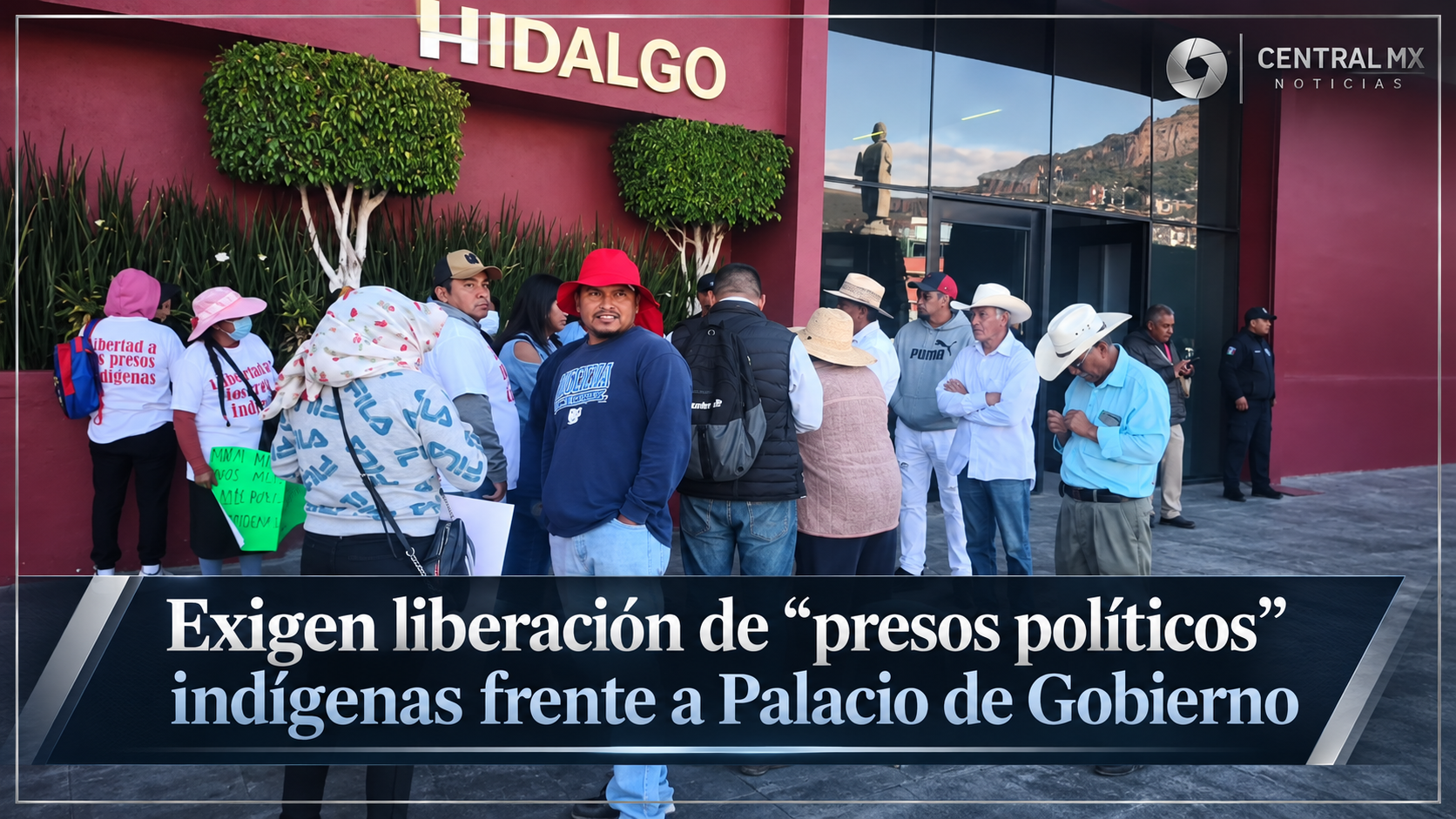 Exigen liberación de “presos políticos” indígenas frente a Palacio de Gobierno, en Pachuca.