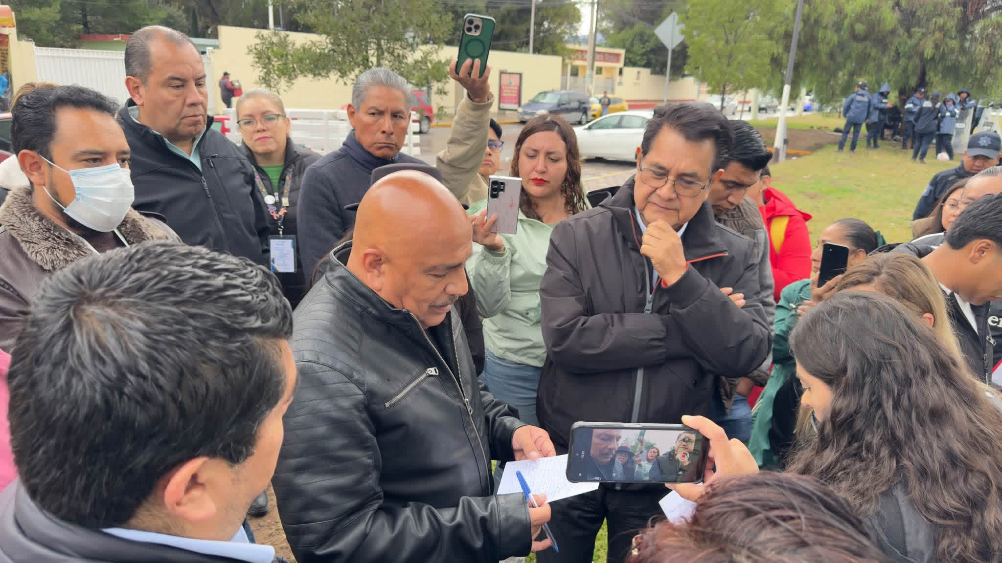 «Si no vengo en dos semanas, cierran»: Guillermo Olivares a personal del IMSS.