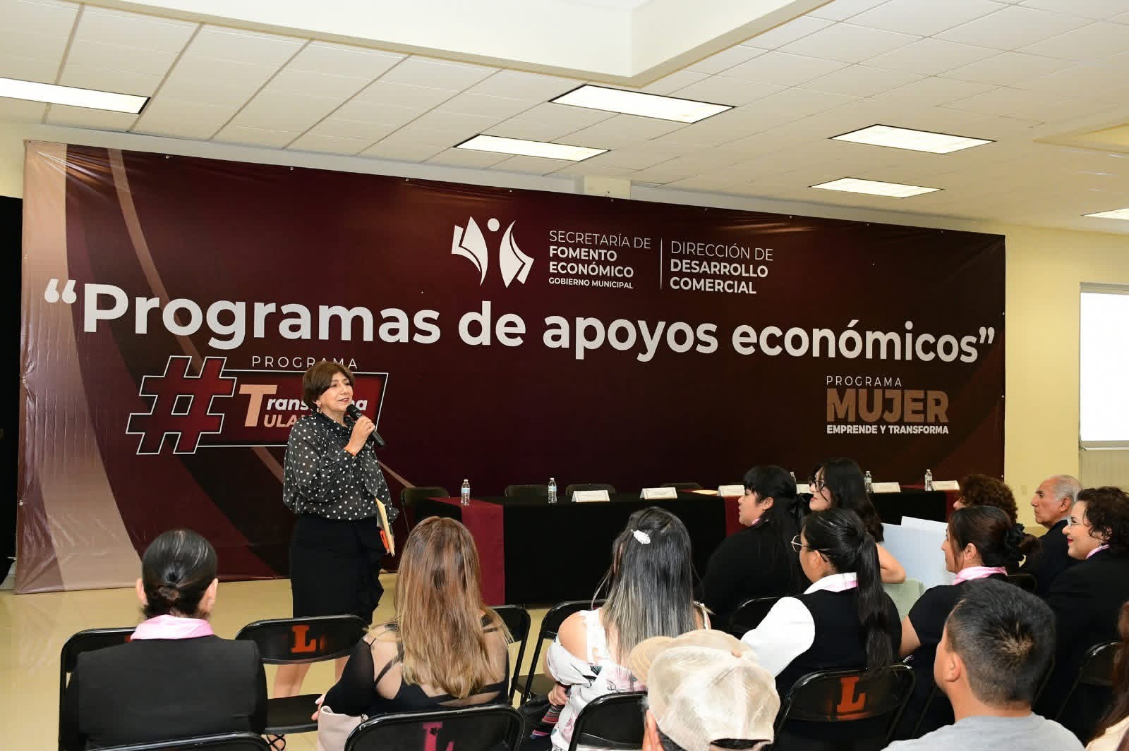 Tulancingo entrega 60 microcréditos a comerciantes y emprendedores.