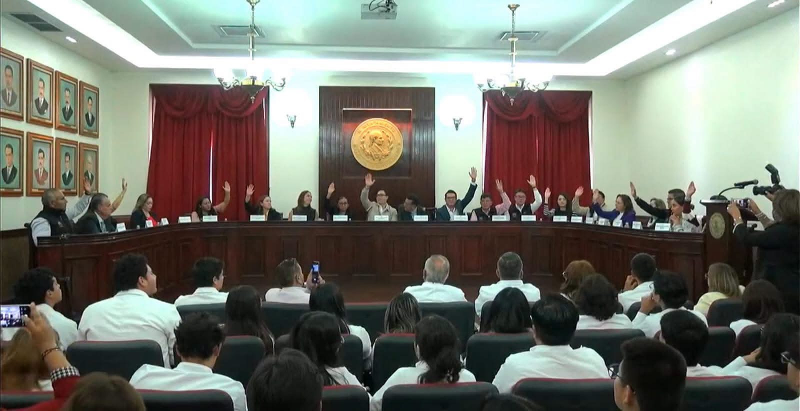 Aprueba Cabildo de Pachuca reforma que elimina autorización previa para contratos de alcaldes.