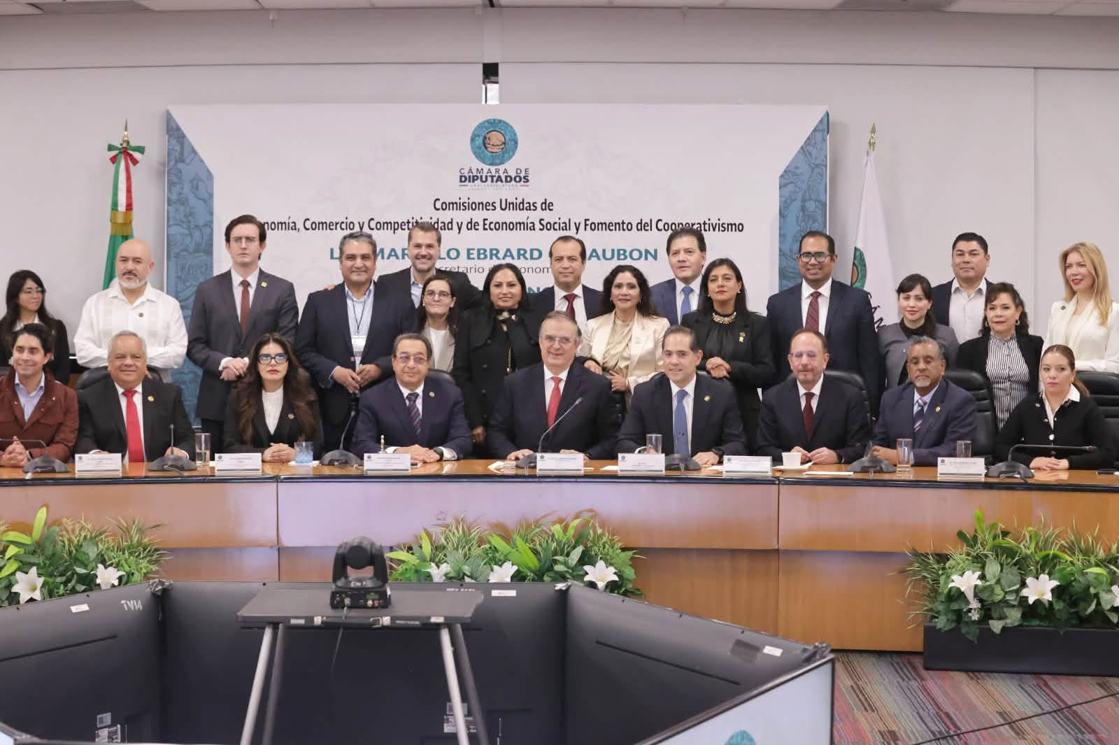 Ebrard prevé reducción de aranceles a vehículos y acero mexicano.
