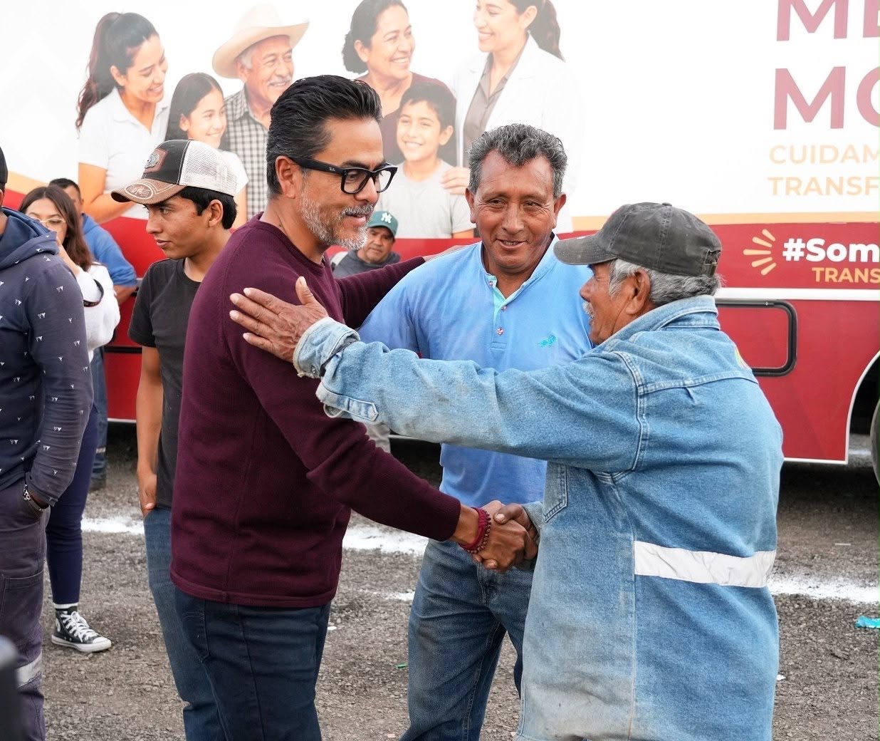 Entrega Eduardo Medécigo uniformes a trabajadores de Servicios Municipales
