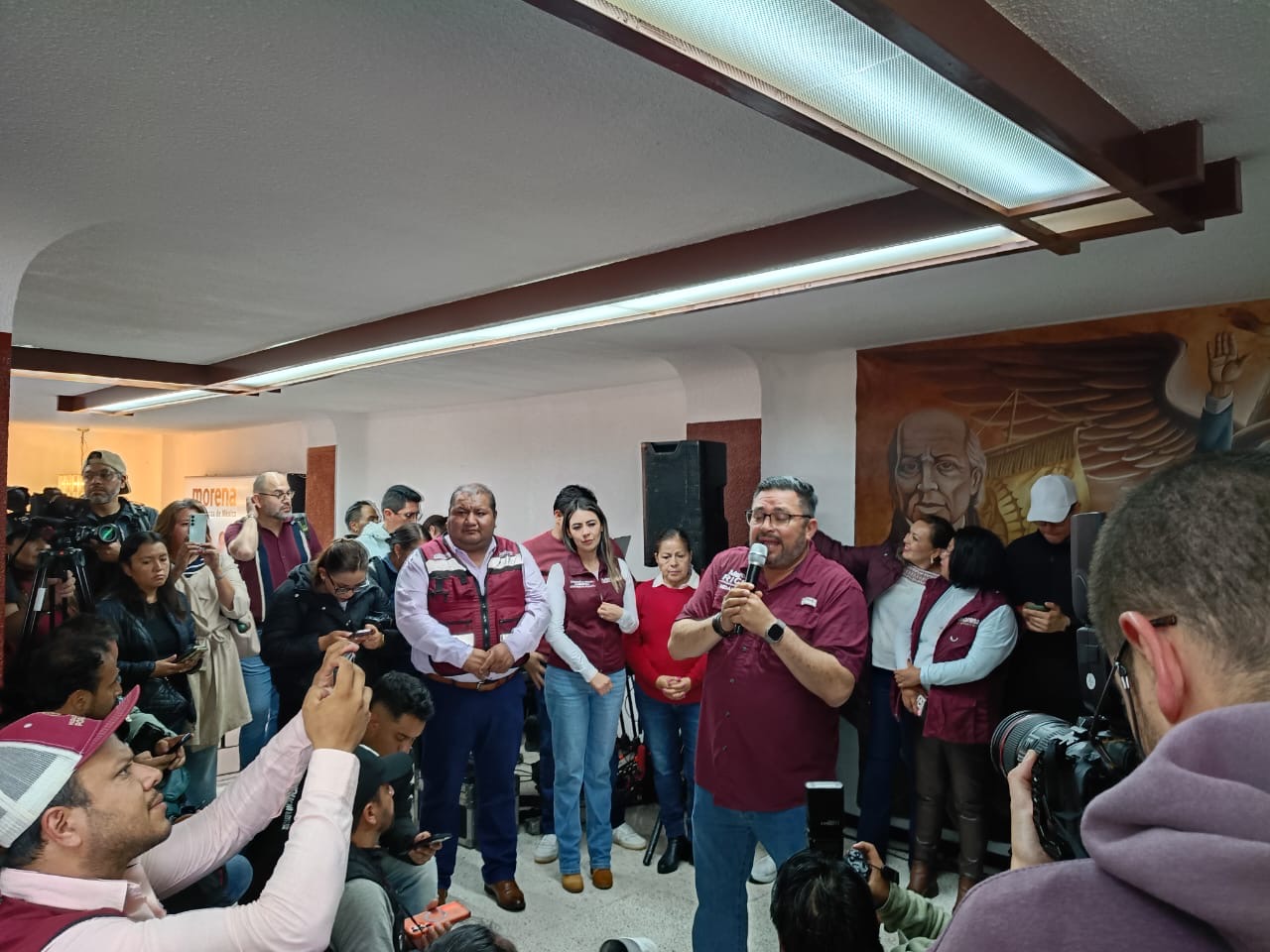 Lluvias obligan a Morena a cambiar sede de festejo por su 15 aniversario.